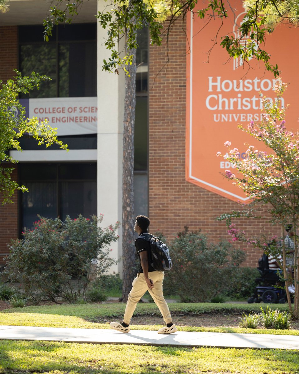 HouChristianU's tweet photo. Happy first day, Huskies! #DawgsUp 🧡🤘💙 https://t.co/fufEgVTOXD
