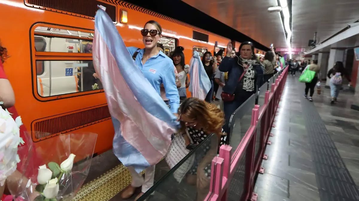 Trans toman el metro de CDMX, denuncian discriminación.

Decenas se congregaron en la Estación Merced donde hace unos días Alexa Andrade fue echada por el personal de seguridad del vagón exclusivo para mujeres. Hilo.