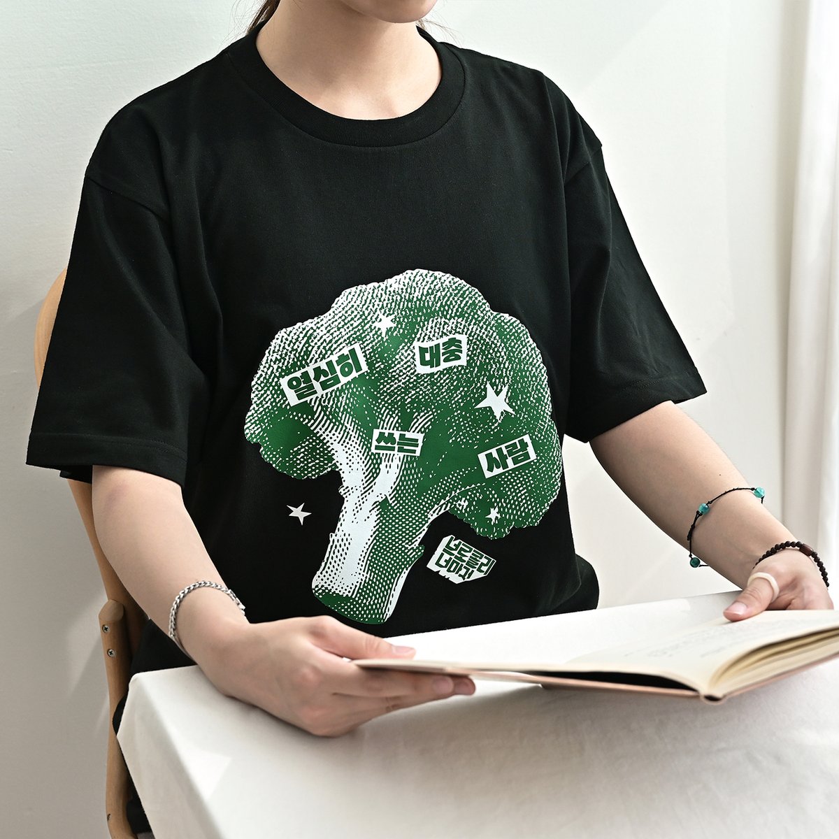 브로콜리너마저 윤덕원 첫 산문집
<열심히 대충 쓰는 사람> 예약판매 🌼
aladin.kr/ei/4FriB

잘하고 싶다는 마음을
가뿐하고 꾸준하게,
싱어송라이터 윤덕원이 말하는
'열심히 대충'의 미학

🥦 알라딘 단독 🥦
⊹ 반소매 티셔츠

📍 윤덕원 X 요조 북토크
⊹ 일시 : 9월 25일 (목) 오후 7시