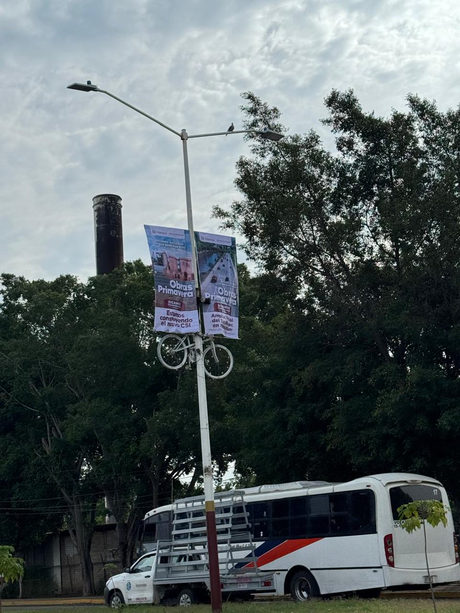 GabiSotoBiciB's tweet image. @salomonj colocar publicidad de obras sobre una #BiciBlanca es un acto que invisibiliza la memoria y manda un mensaje de indiferencia hacia las víctimas y sus familias.
La memoria debe respetarse, no cubrirse con propaganda.