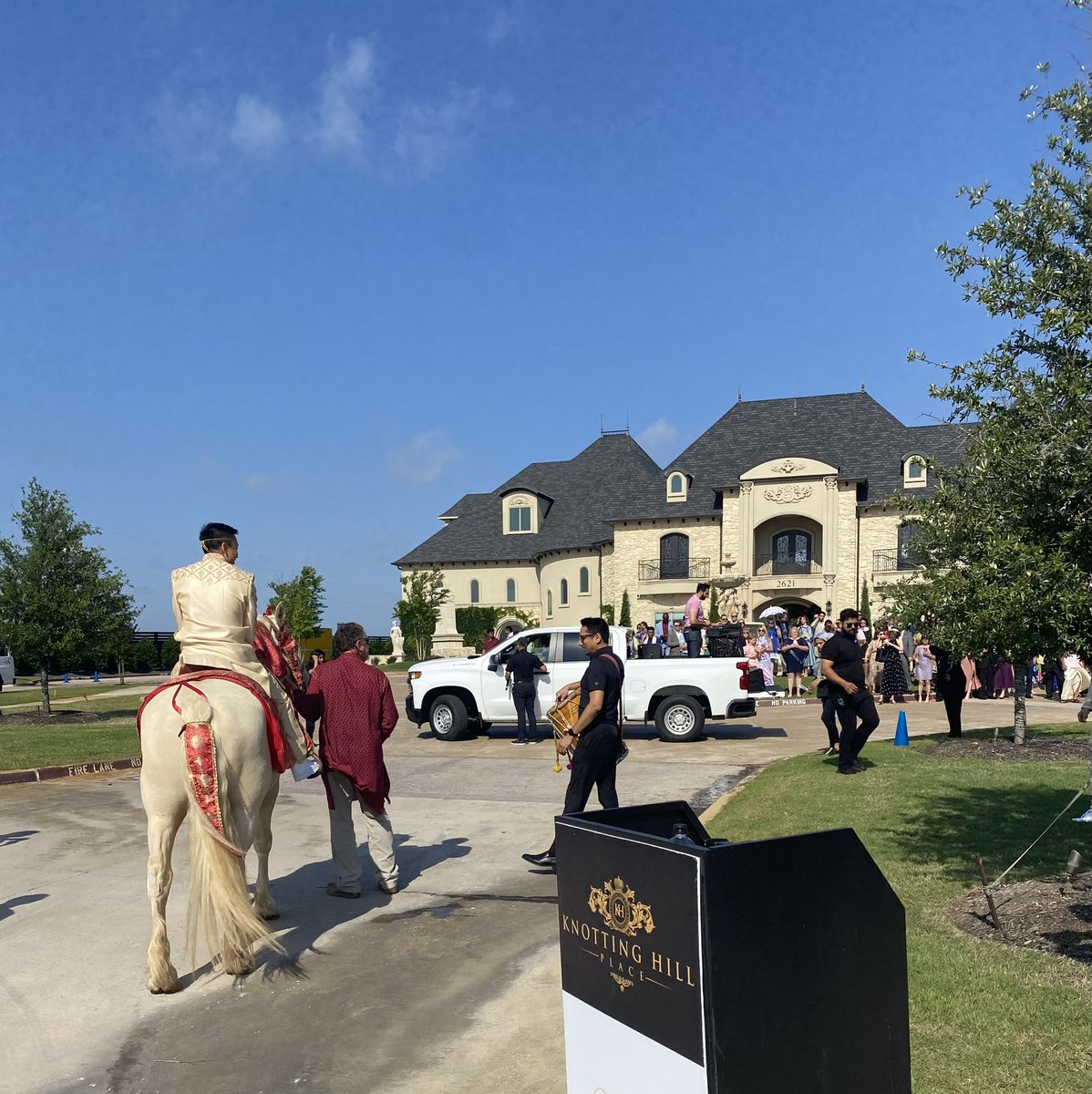 ValetTracker's tweet image. We would like to #Welcome @TheKnottingHill to the @ValetTracker family. If you would like to digital manage your valet parking operations please contact us at (888) 558-2538 or email us at Info@ValetTracker.com