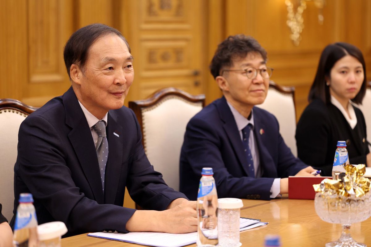 Ерөнхий сайд Г.Занданшатар БНСУ-ын Олон улсын хамтын ажиллагааны байгууллага /КОЙКА/-ын Ерөнхийлөгч Чан Вон Самтай уулзаж, хоёр талын хамтын ажиллагааны талаар санал солилцлоо.
mongolia.gov.mn/news/view/27296