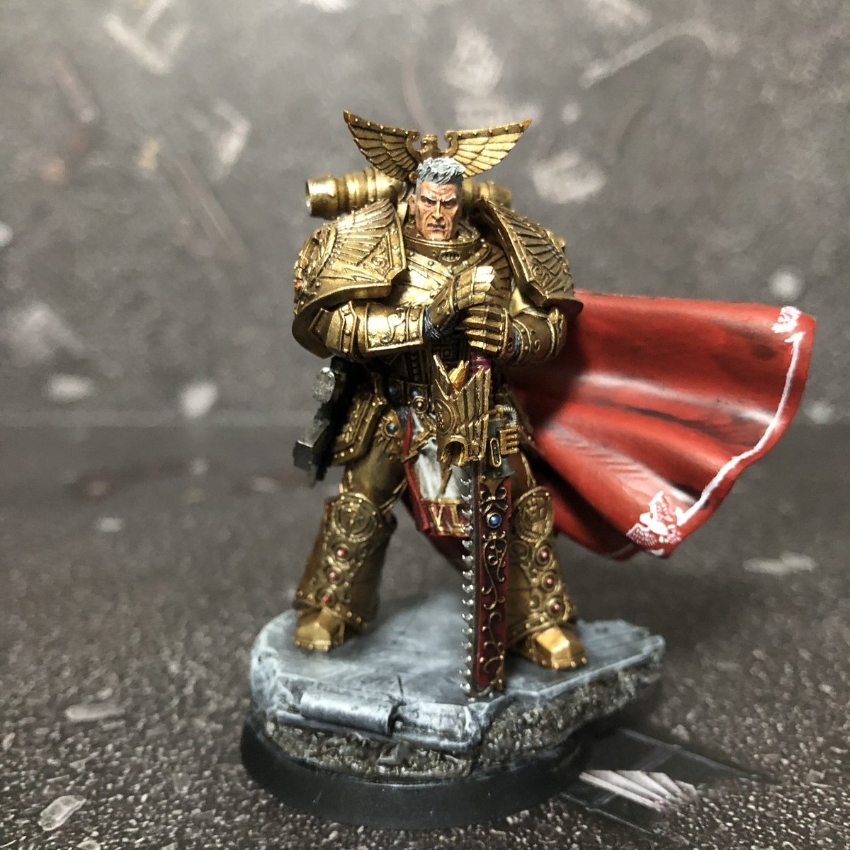 ローガルドルン様これにて完成‼️✊✨
倒れている兵士はアルファレギオンをイメージしました！🤓
「あなたのお仕事は？」
ドルン「私の仕事は地球と太陽系の防衛です。」キリッ
#ウォーハンマー
#ホルスヘレシー
#warhammer