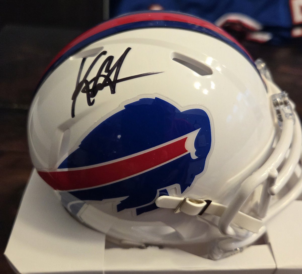 #BillsMafia #GoBills 
If this post gets a hundred likes I will do a giveaway!
The Prize - Keon Coleman signed mini.
