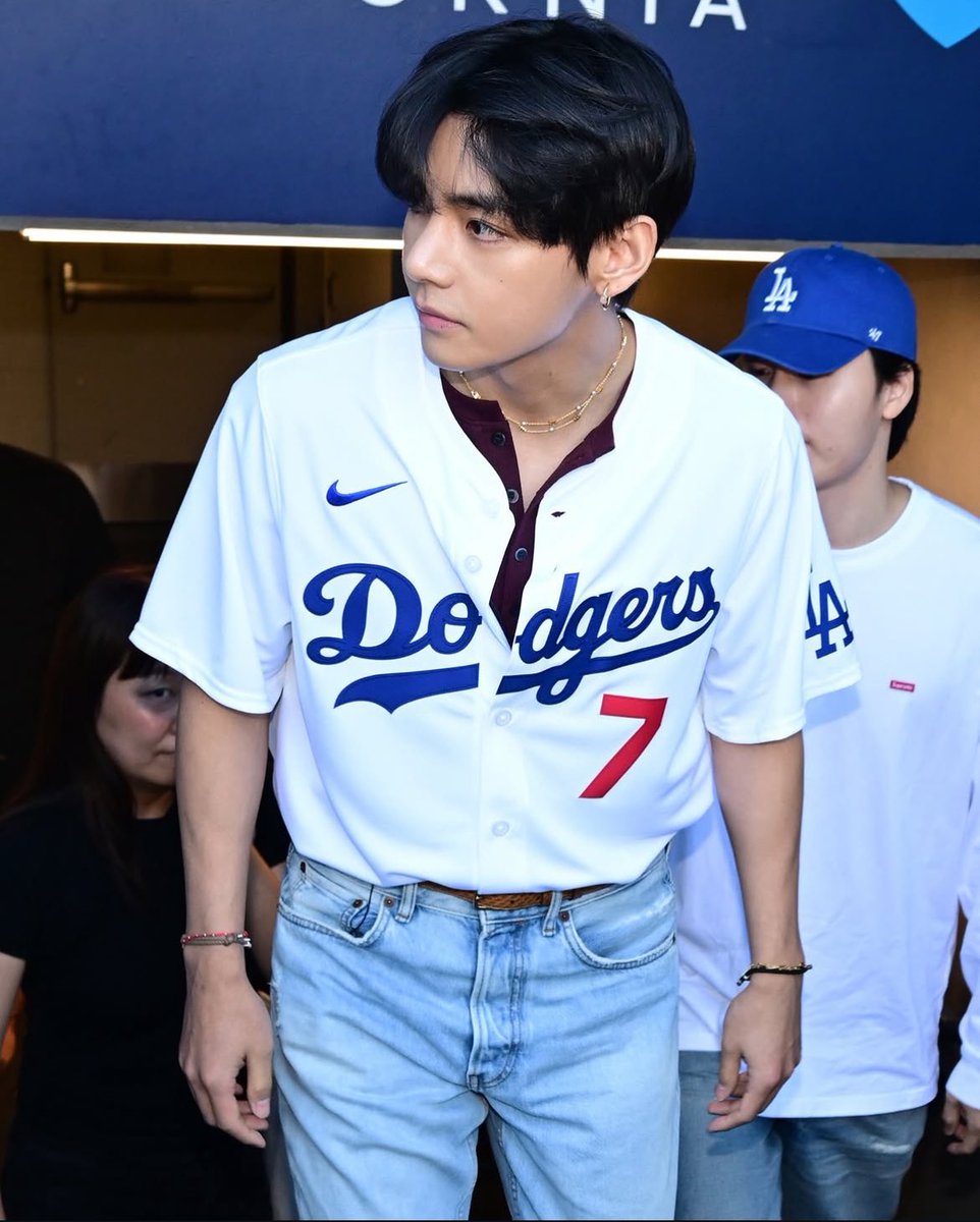 taeguide's tweet photo. More HD photos of Kim Taehyung at the game https://t.co/QViazHdgto