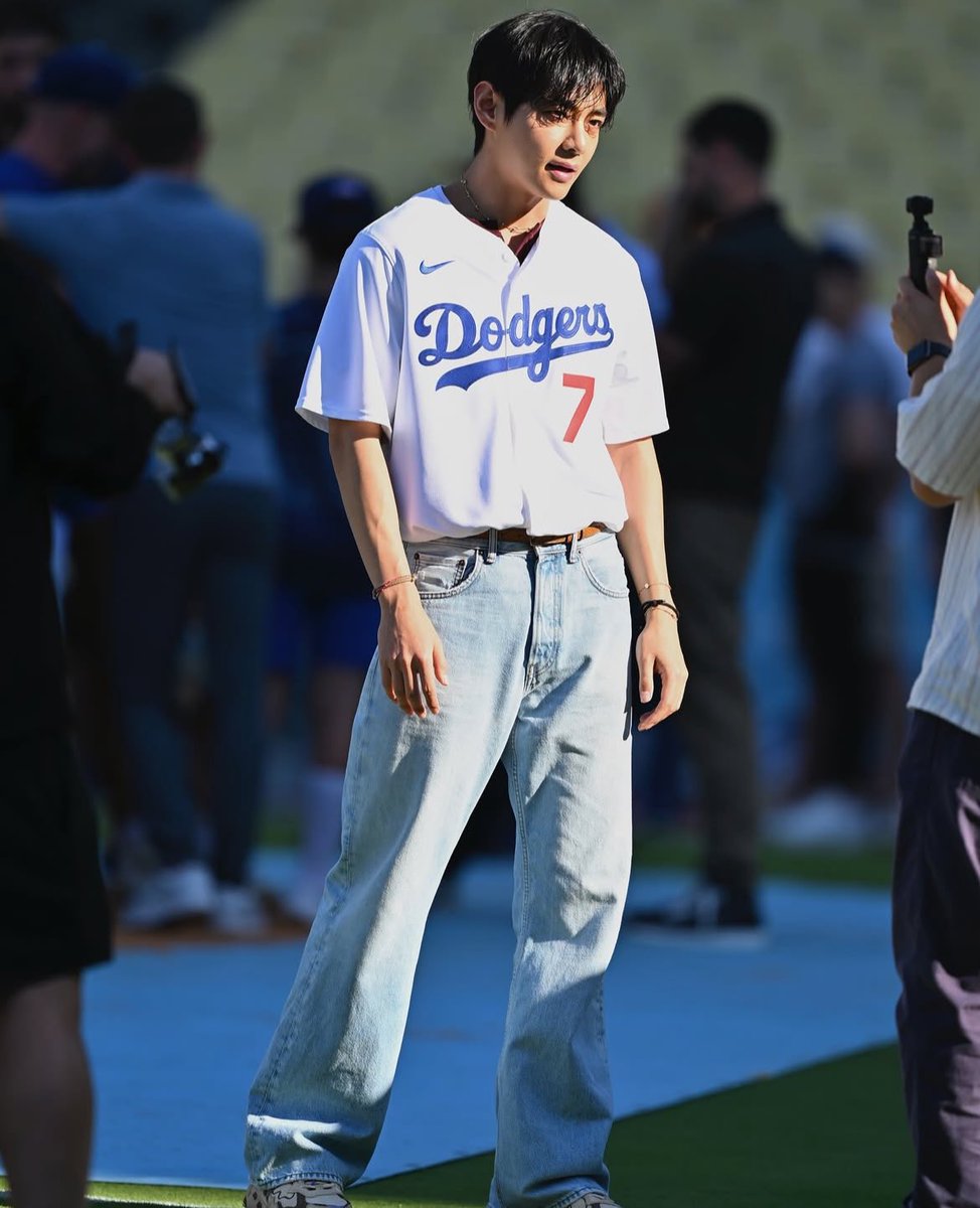 taeguide's tweet photo. More HD photos of Kim Taehyung at the game https://t.co/QViazHdgto