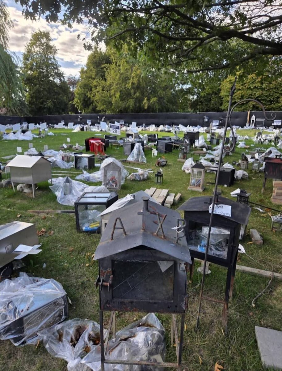 AngieTingas's tweet photo. Absolutely disgusted and devastated that the Mount Pleasant Cemetery group who owns Pine Hills Cemetery in  Scarborough picked up religious items for Asian and Greek plot owners and discarded them without care. Like trash. @CityNewsTO @CTVToronto https://t.co/yrs3OVME0H