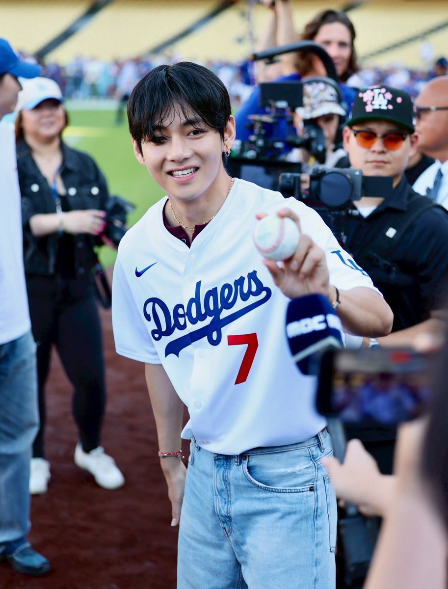 NguyenAmy28's tweet photo. ACE V ON THE MOUND
PITCHER V AT DODGER STADIUM
TAEHYUNG TAEHYUNG
#VCeremonialFirstPitch
#TaehyungxMLB https://t.co/EwV7GIh6Y7