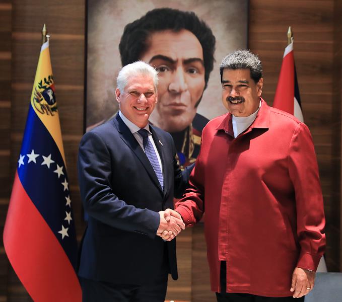 El presidente cubano <a href="/DiazCanelB/">Miguel Díaz-Canel Bermúdez</a> reiteró este lunes el apoyo de la mayor de las Antillas a la Revolución Bolivariana y Chavista de #Venezuela, liderada por el presidente <a href="/NicolasMaduro/">Nicolás Maduro</a>, que enfrenta amenazas del gobierno de Estados Unidos.
#ManosFueraDeVenezuela