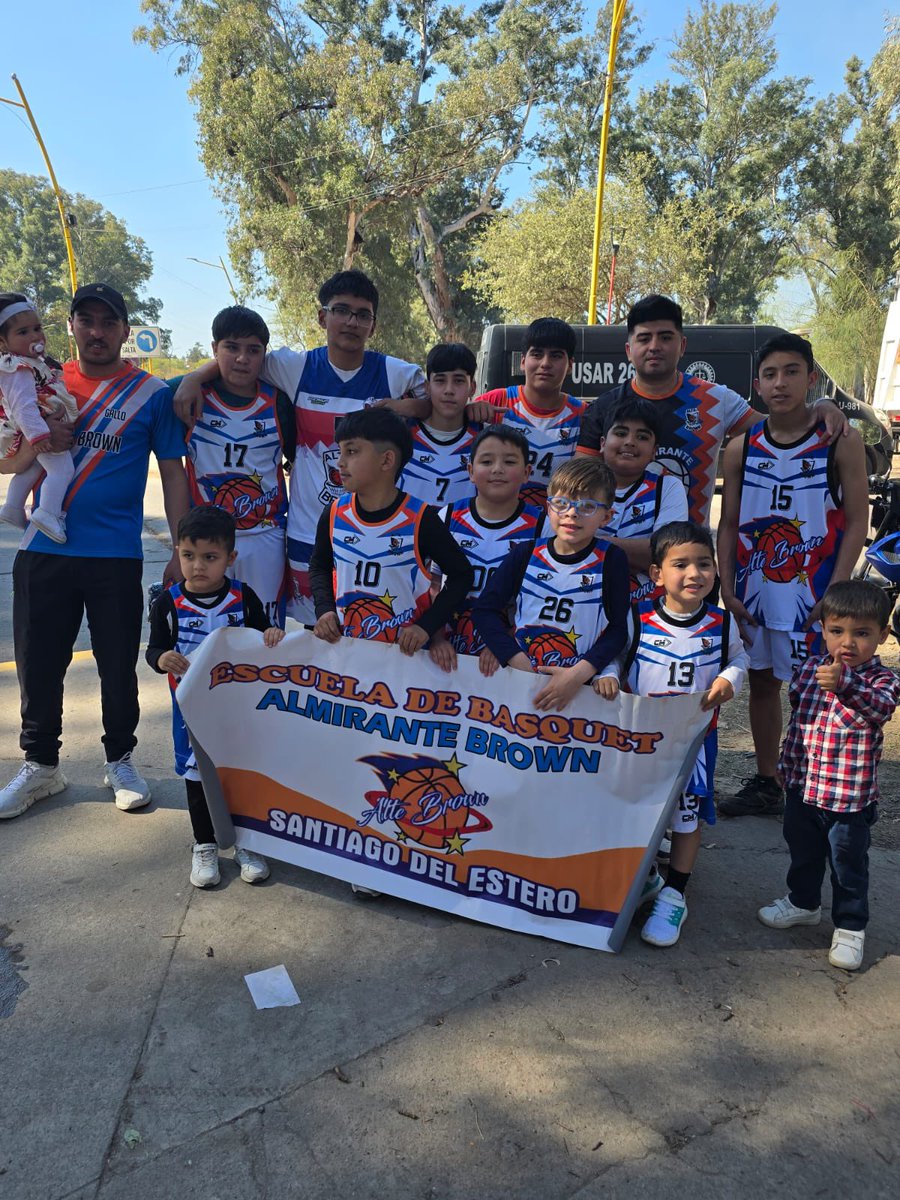 Ramisoria's tweet photo. Los chicos pudieron vivir un momentomuy emotivo al realizar la entrega de una camiseta de nuestra institución al Gobernador de la Provincia Dr. @GZamoraSDE https://t.co/cSXnA4BZgh