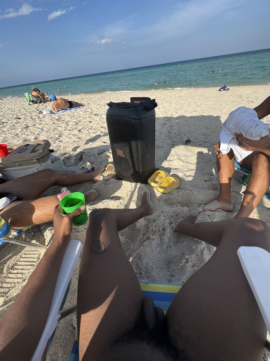 DeathrynC's tweet photo. Beach day #HauloverBeachFL https://t.co/raG4M23SxA