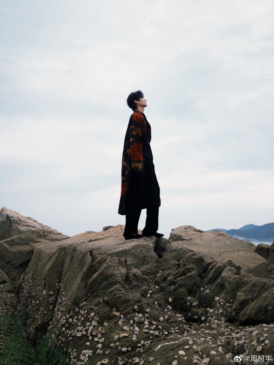 dramapotatoe's tweet image. #ZhouKeyu shares photoshoot behind the scenes snaps for #NeverEndingSummer 

More - weibo.com/2956384255/520…