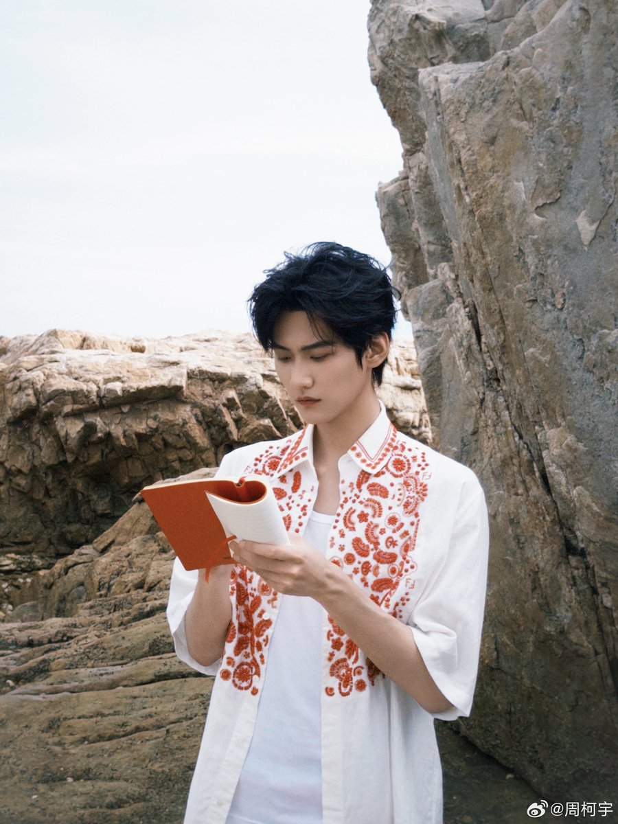 dramapotatoe's tweet image. #ZhouKeyu shares photoshoot behind the scenes snaps for #NeverEndingSummer 

More - weibo.com/2956384255/520…