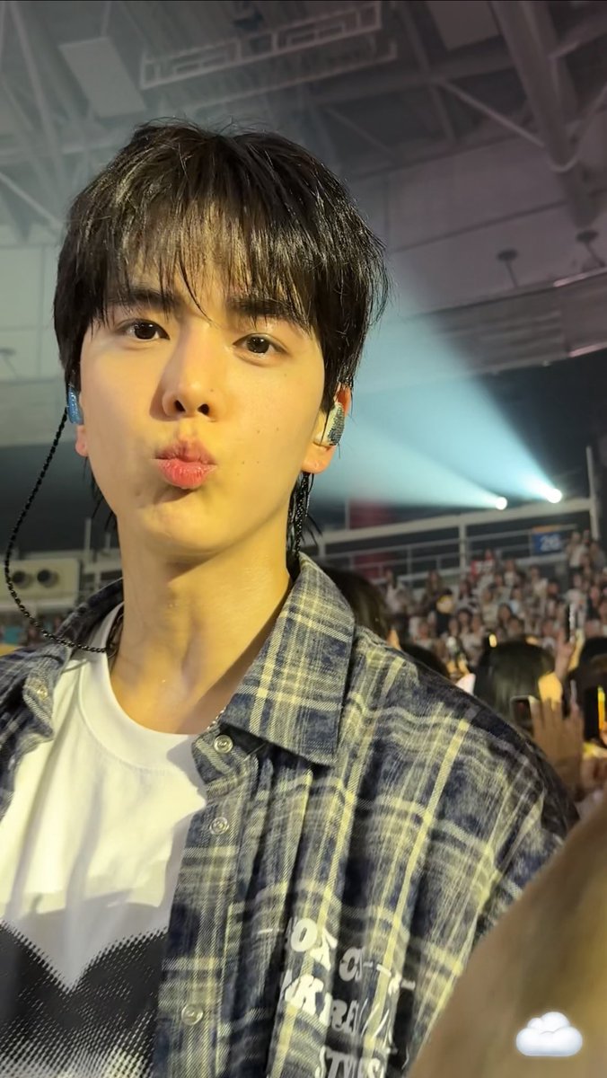 이건아니지.. 너무귀엽게생겻어 
렌즈낀거마냥왕눈동자에막초롱초롱망울망울하고