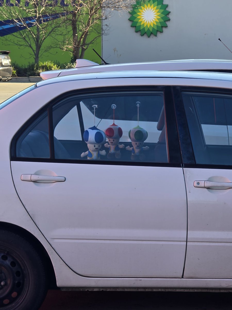 Absolutely disgusting to leave kids in the car in this heat 😡