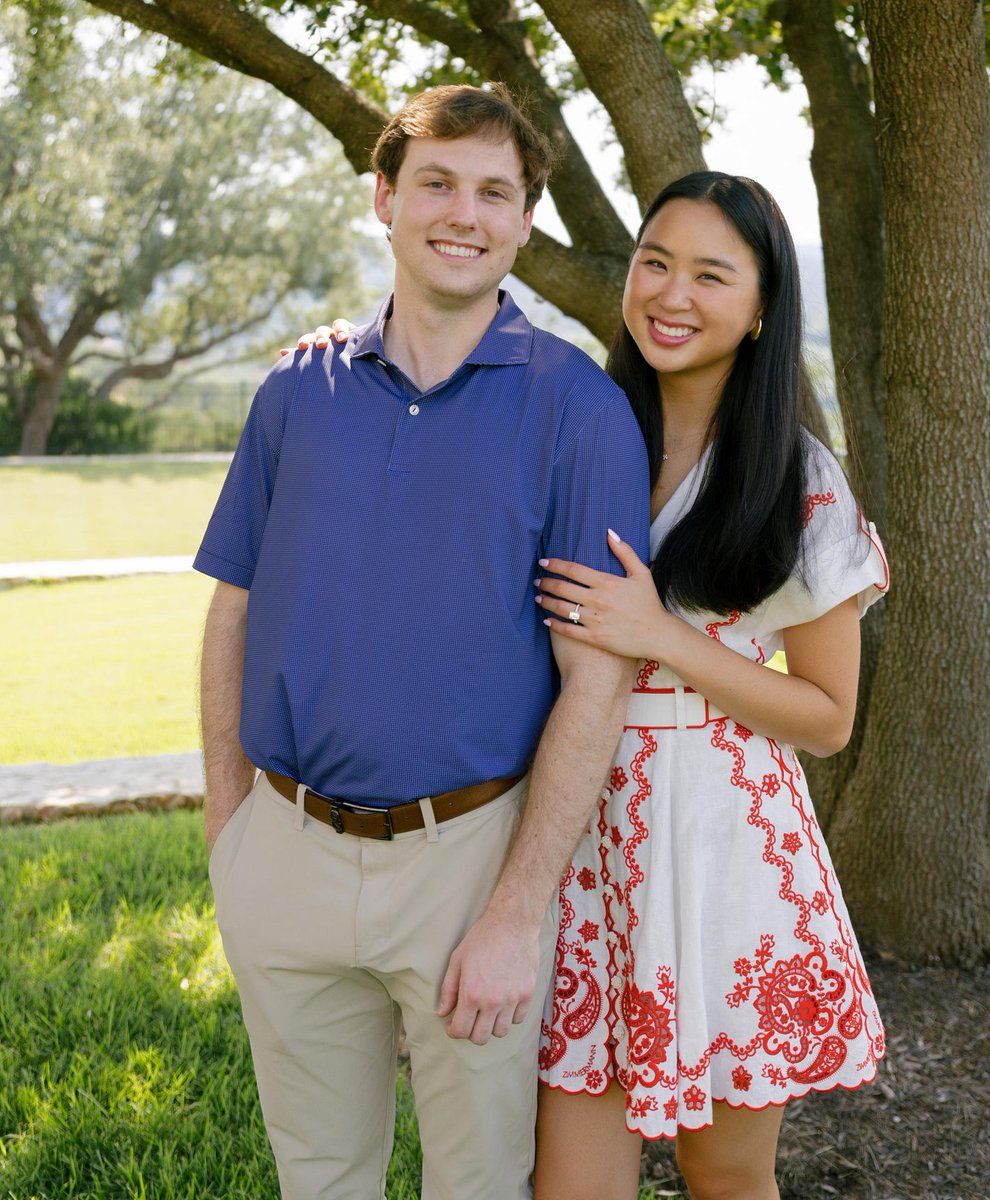 We are so excited for our Baylor Clinical Teacher in first grade, Miss Castleman and her new Fiancé Brennan! Join us in congratulating her! 👏🥳