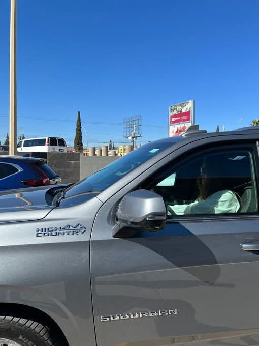 jorgegogdl's tweet image. La Senadora Andrea Chávez presumió sus fotos por la Sierra de Chihuahua, lo que no presume es que para moverse utiliza una camioneta Suburban High Country de 2 millones 125 mil pesos.

Porque el tsuru se hizo Suburban con la 4t.