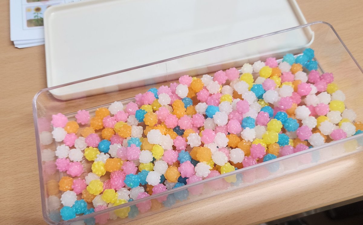 별사탕 간식 좋다.
학습지 열심히 해오면 도장 쾅 찍어주고 별사탕 하나 골라갈 수 있게..!
크기가 작아서 딱 한 개를 먹어도 부담없이 먹을 수 있고! ㅎㅎ
다만 별사탕 장인이 만든 좋은 걸 샀더니 의외로 가격이 좀 있었다!