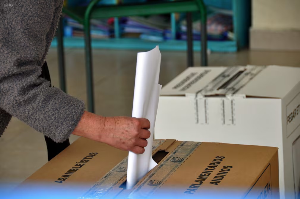 #Política | #ConsejoNacionalElectoral propone que #referéndum para permitir bases militares extranjeras y eliminar el financiamiento a los partidos políticos se haga en una sola fecha ow.ly/aj3150WLPZ8