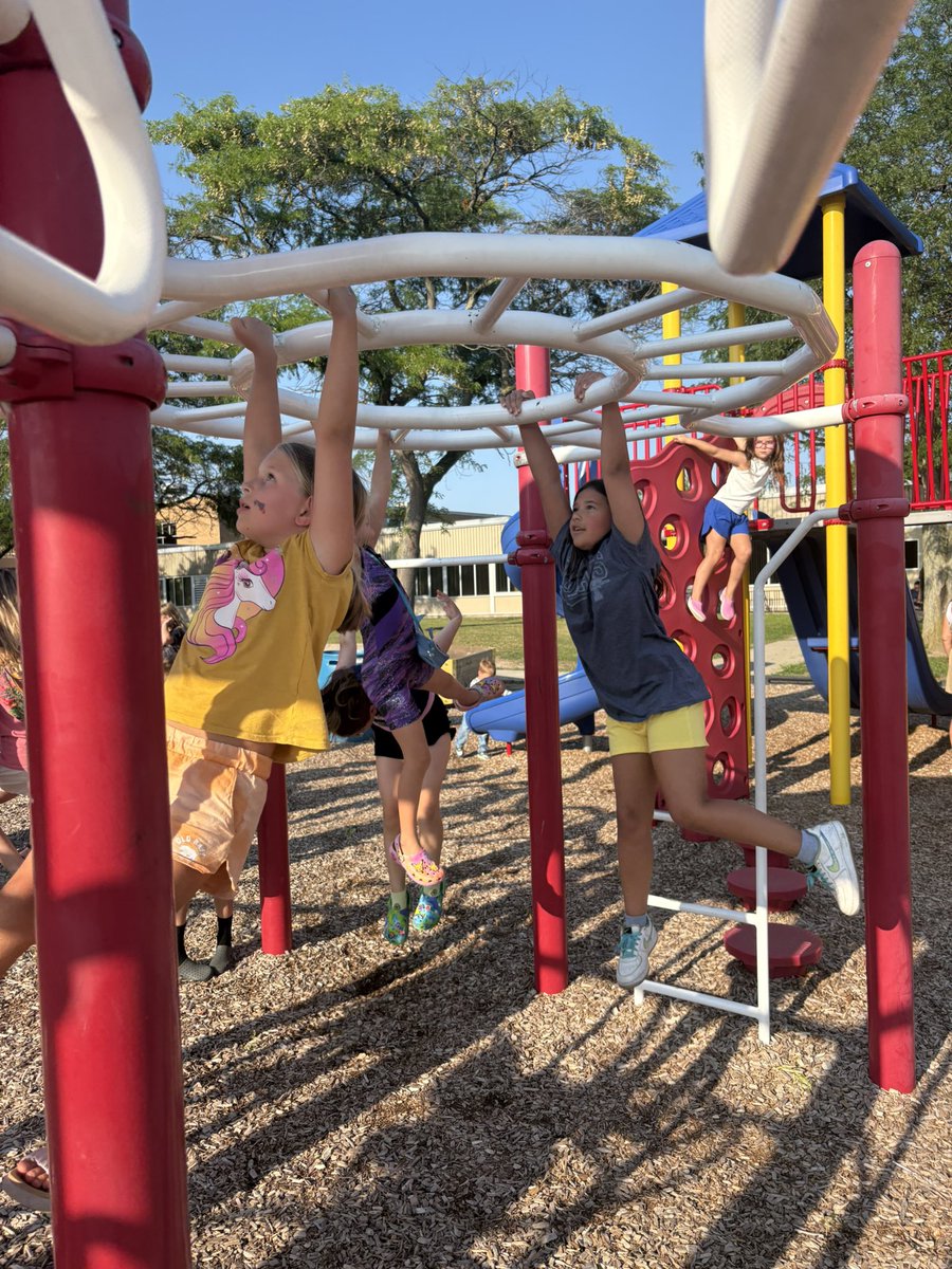 erineaton33's tweet photo. Popsicles with the Principal to end summer before heading back next week! #HedkeBulldogs #yes2tps https://t.co/BM6TzX9dbM