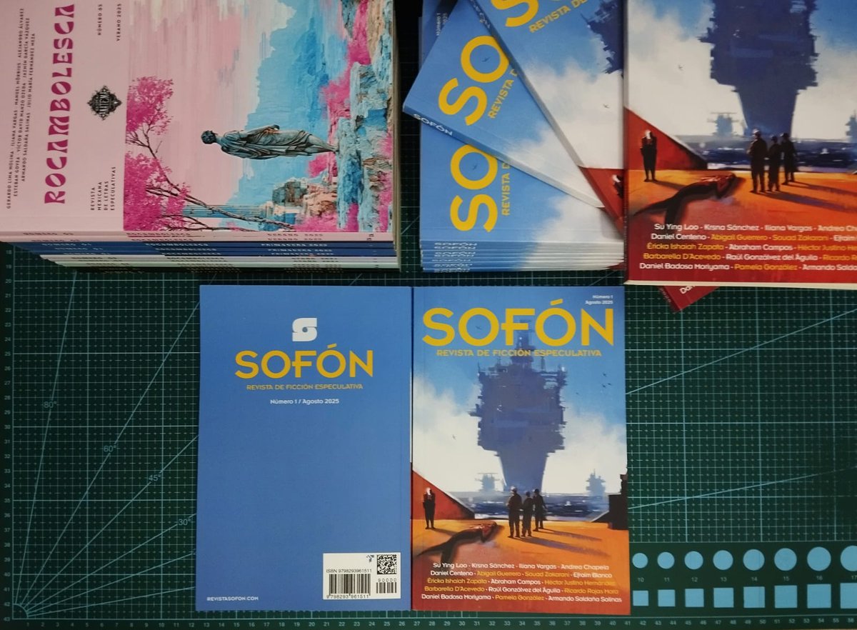 Mañana habrá ejemplares de Sofón, para quienes quieran uno. Si no lo han leído, estoy seguro que los 17 cuentos y poemas que incluye les encantarán. Y habrá ejemplares de los 5 números de Rocambolesca, con cuentos de varios autores de este primer número ^u^
¡Nos vemos allí! 🚀🐉