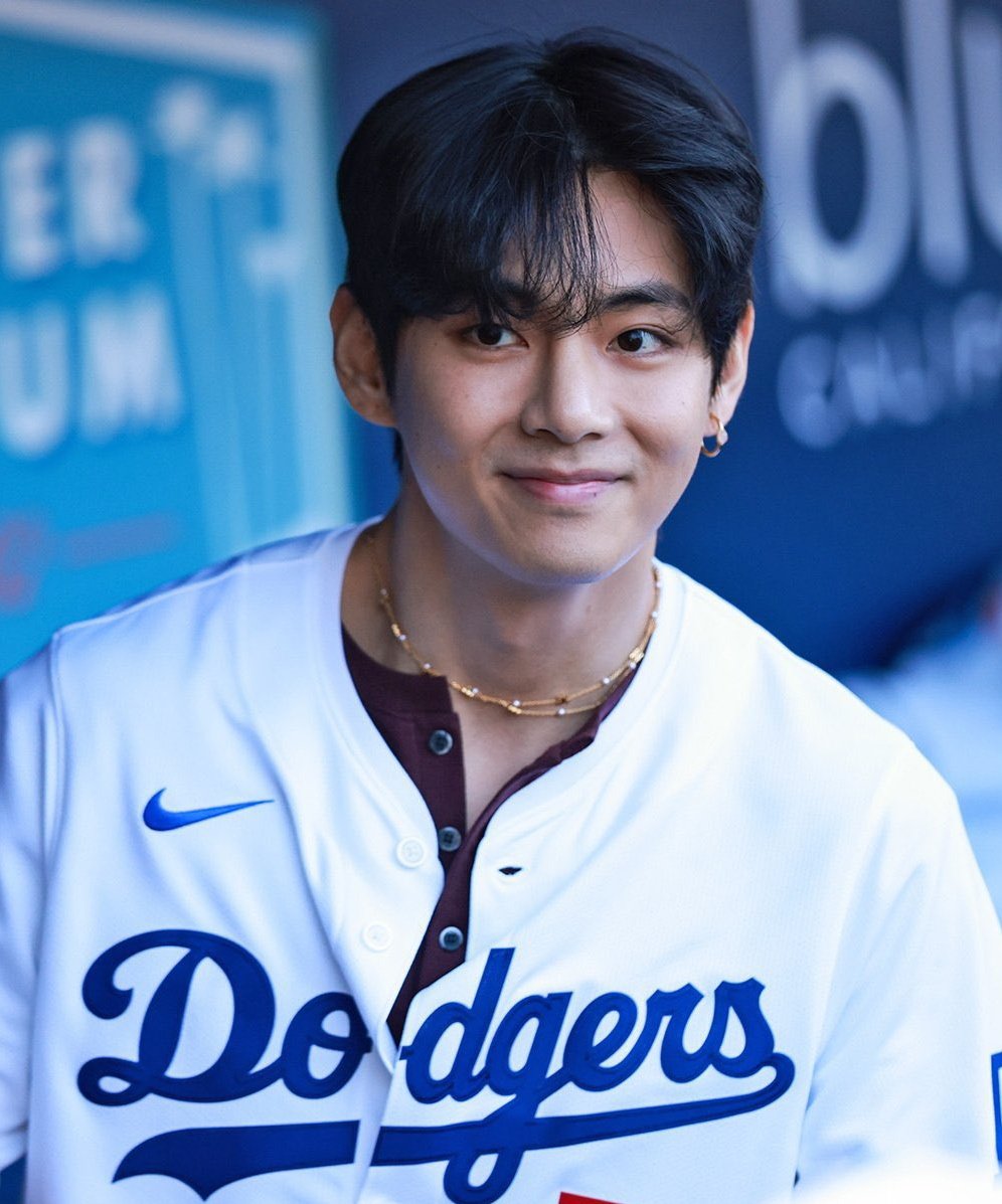 —HILO CON FOTOS DE TAEHYUNG HACIENDO EL PRIMER TIRO CEREMONIAL ✨️

V AT DODGERS STADIUM  
TAEHYUNG AT DODGERS STADIUM  
PROUD OF YOU TAEHYUNG  
#TaehyungxDodgers 
#VxDodgers