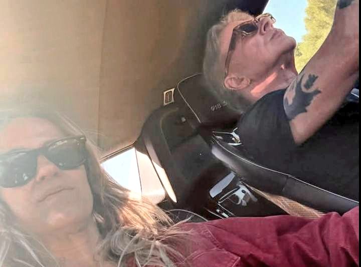 Si no le veo el tatuaje, es Beto Casella no W. Axl Rose 😅😅😅