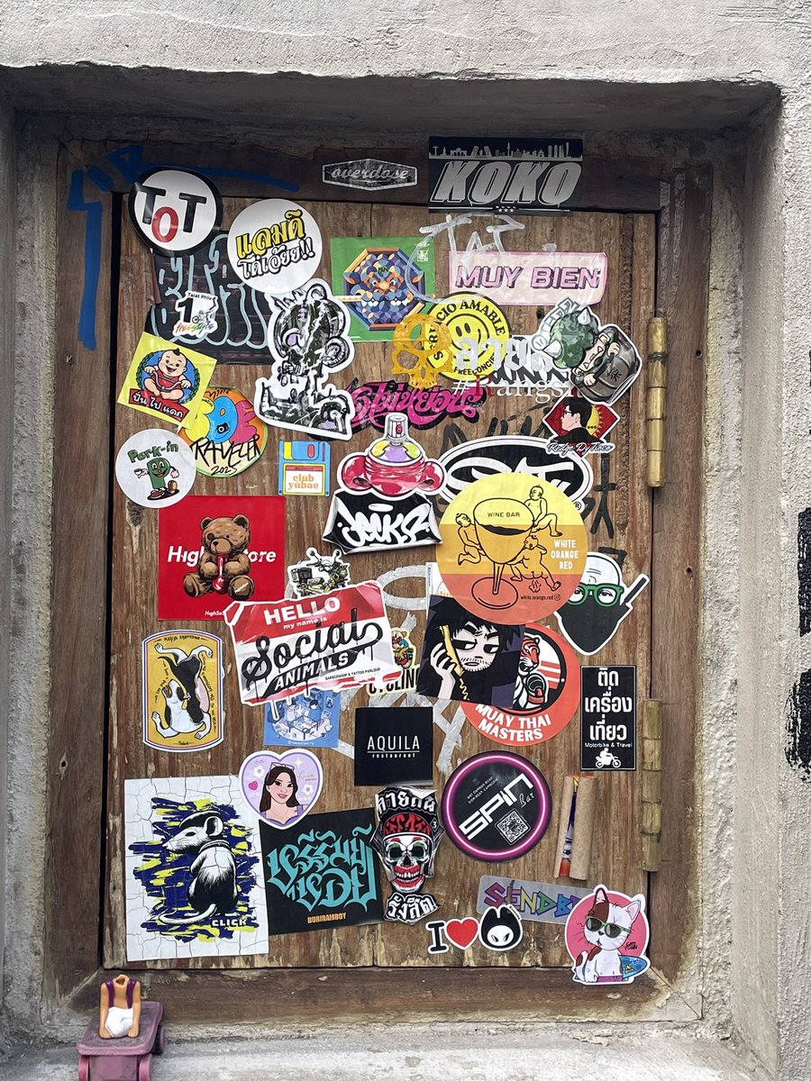 เสน่ห์ของ Sticker Bomb  😻
บางครั้งมันคือ การกบฏต่อพื้นที่โฆษณา
เชิงพาณิชย์ บางครั้งก็แค่ ความสุขเล็กๆ 
ของคนรักการวาด
.
สำหรับศิลปิน #streetart หลายคน การแปะสติ๊กเกอร์คือ จุดเริ่มต้นของเส้นทางใหญ่
เล็กแต่แรง เหมือนคำประกาศว่า 
“เราอยู่ตรงนี้” 
#stubix #catzaway #stickerbomb