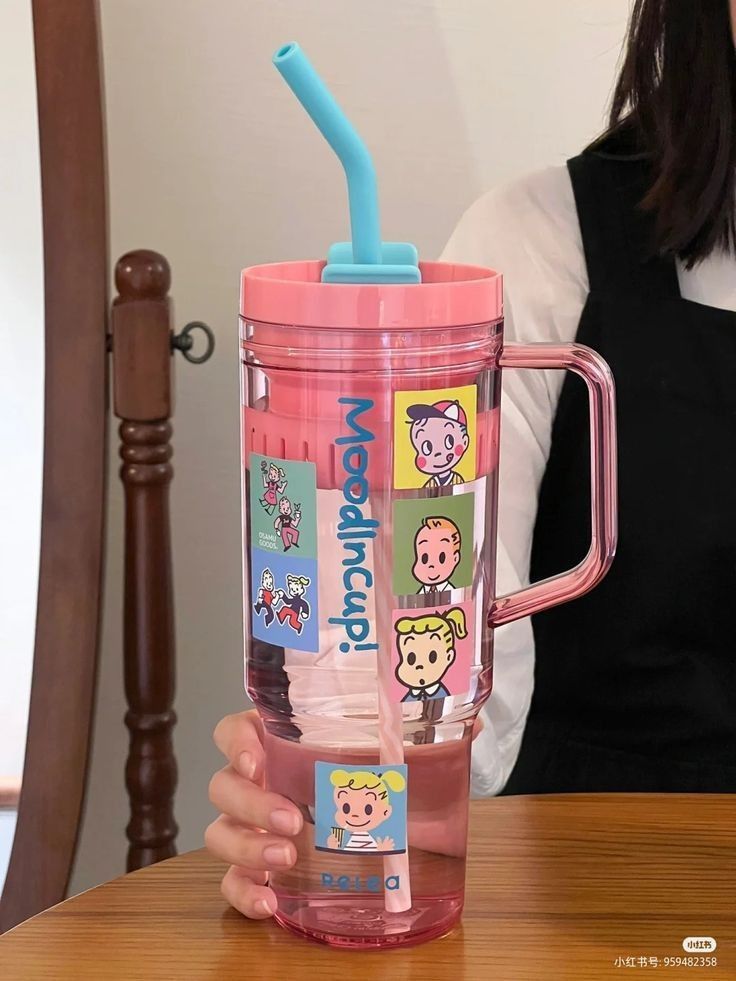 Masuk Meeting Room 2 langsung naruh botol segede ini di atas meja.
Oke mulai sekarang konsisten minum air putih lebih banyak dan rutin.
