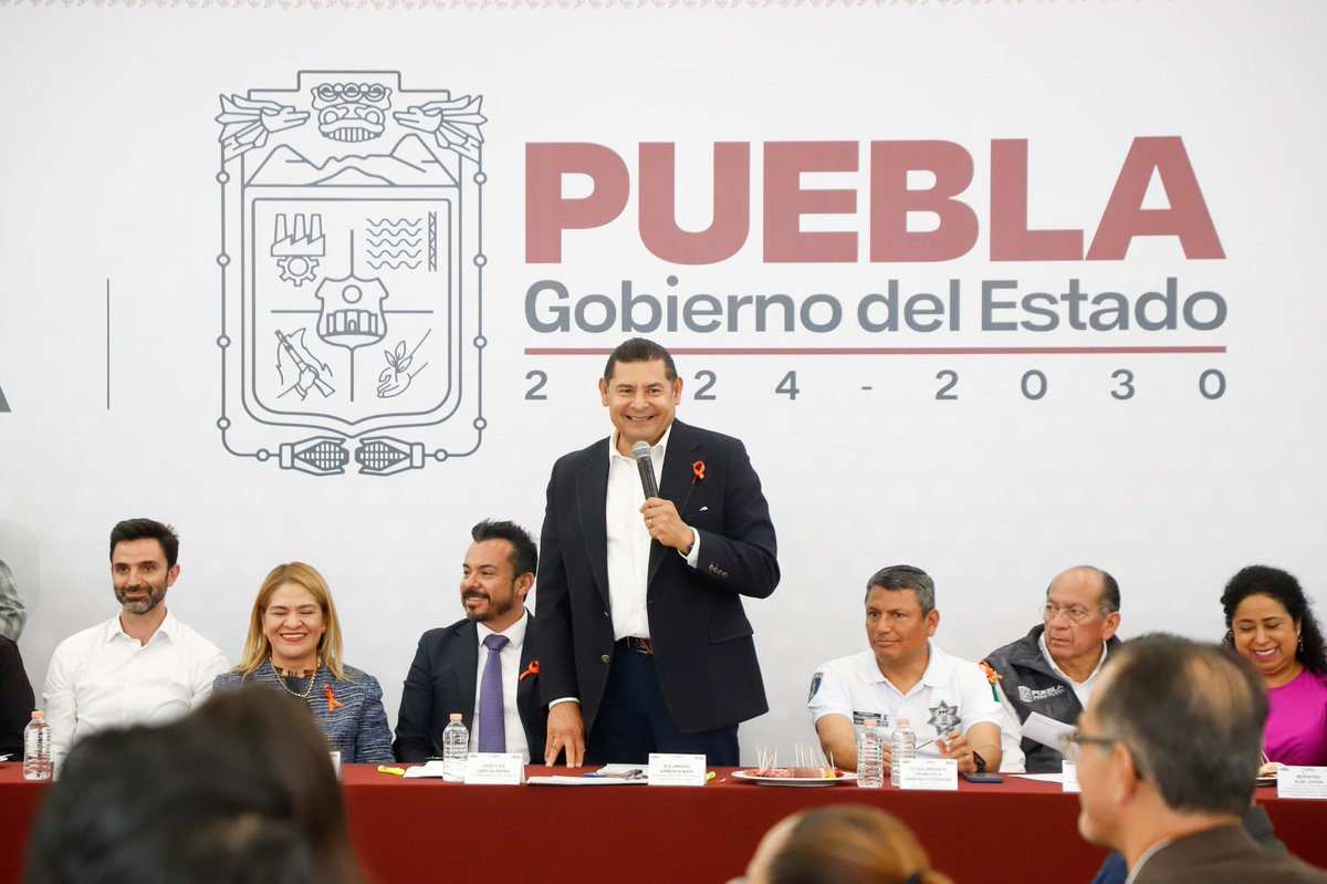 armentapuebla_'s tweet photo. Nos reunimos con las y los delegados del @GobiernoMX para fortalecer la coordinación institucional y sumar esfuerzos que consoliden los proyectos estratégicos de nuestra presidenta, la Dra. @Claudiashein . 🤝🏼🇲🇽✨

#PorAmorAPuebla 
#PensarEnGrande https://t.co/ECSkh6TBxD