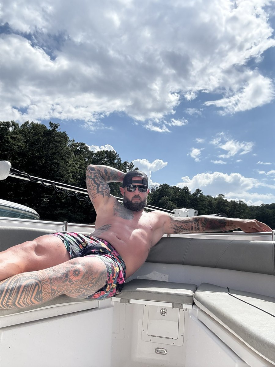 bluecollarman29's tweet photo. Lake views, shotgunning beer, and backflips https://t.co/T7oRA5Quji
