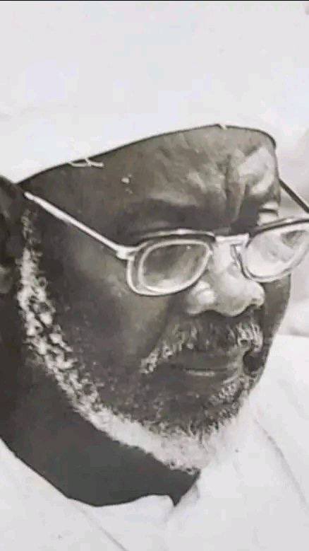 Ô toi l'élu avant même l'avènement d‟Adam Et que ce monde n'était pas encore ouvert.

Une créature peut-elle chanter tes louanges après que Le Créateur ait salué la noblesse de ton caractère ?