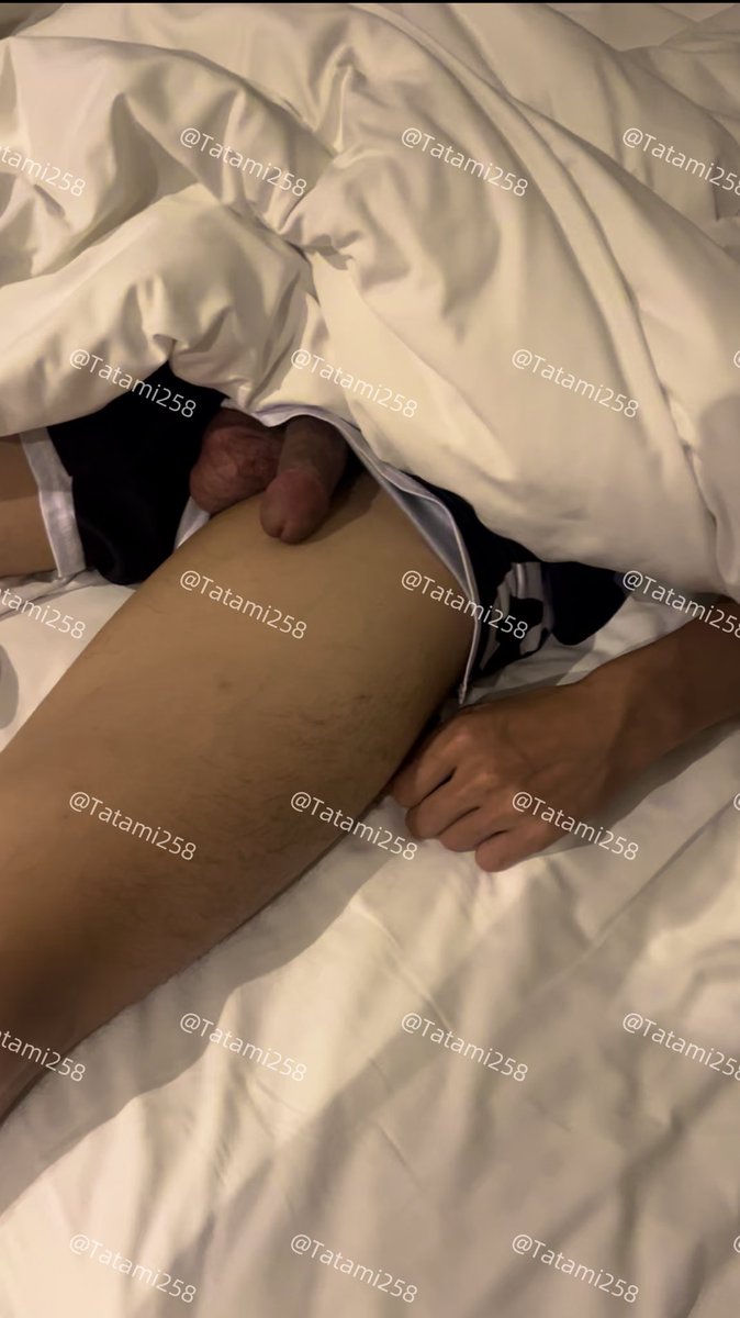 昨天晚上喝醉了，这是女友拍的。这角度，真的刁钻，我是真想不到！不过，脚底板粘粘的是怎么回事？