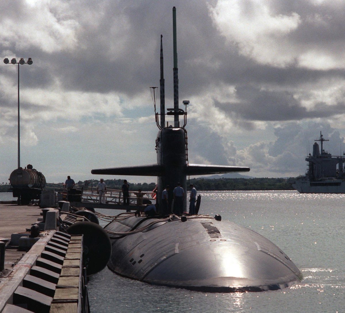 📍Caribbean Sea

<a href="/Reuters/">Reuters</a> confirms the deployment of <a href="/USNavy/">U.S. Navy</a> (🇺🇸) Ticonderoga-class cruiser USS Lake Erie (CG-70) &amp; Los Angeles class attack submarine USS Newport News (SSN-750) to the coast of #Venezuela (🇻🇪)

Newport News is a Flight II LA equipped with Tomahawk VLS.