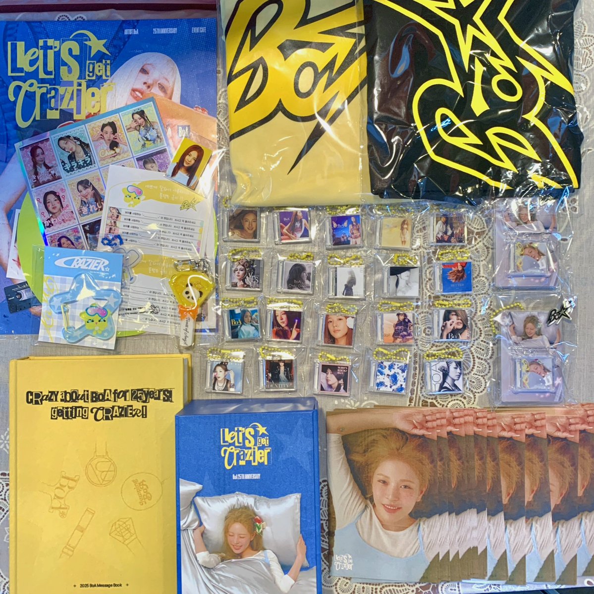 BoASupport's tweet photo. 보아 데뷔 25주년 기념 이벤트 카페가 종료되었습니다.

보아와 함께한 25년의 여정이 우리에게 얼마나 소중한 시간인지 되돌아 보고, 앞으로도 함께 걸어가기 위한 마음을 나누는 공간을 만들어보자는 마음으로 시작한 카페가 덕분에 잘 마무리 되었습니다. 

소중한 애장품과 정성을 모아주시고, 두 팔 걷고 힘을 보태어주시고, 방문해 함께 즐거운 시간을 만들어주신 모든 점핑 여러분께 깊이 감사드립니다.

그리고, 팬들이 전하려는 마음을 잊지 않고 찾아와 확인해주신 보아님께도 진심으로 감사드립니다.

어제는 SM 직원분들에게 음료 쿠폰 100장을 전달 드렸으며, 점핑분들이 써주신 팬북과 엽서북도 정성껏 모아 보아에게 전달드릴 예정입니다.

앞으로도 행복하게 보아 응원합시다! 💛