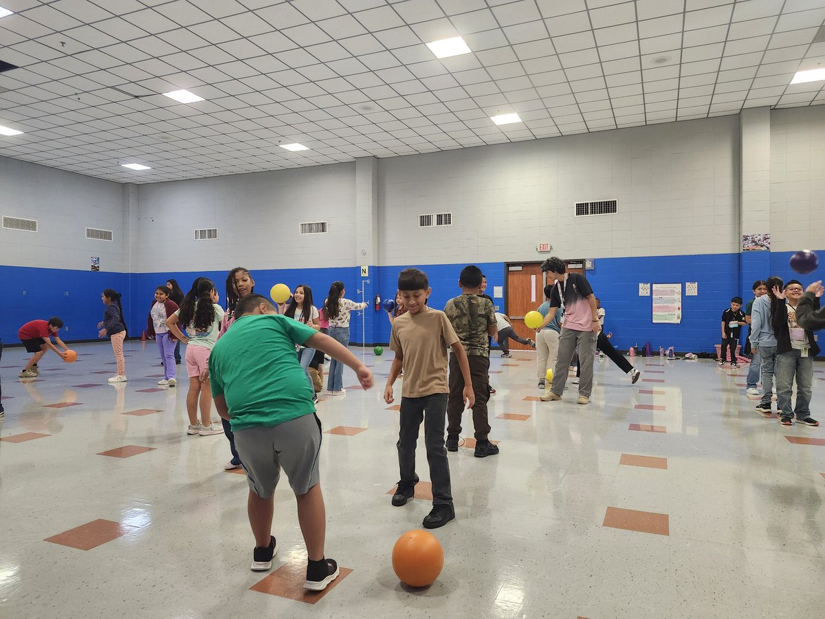 JazzCortesBarba's tweet image. I am very happy to enjoy and witness Coach A's good performance!  Catching and throwing lessons @JonesES_AISD were a hit! 
Good job, good job! 🎉😁👍❤️ #Blessed #PEteam #PE_Rocks