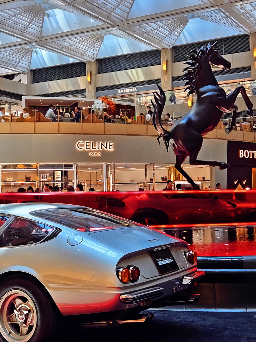 Rickcskson's tweet image. 🚩「フェラーリのときめきハート」記念展です レトロなスーパーカーと跳ね馬の彫刻です 古典芸術の香りが漂う広場の噴水です📷