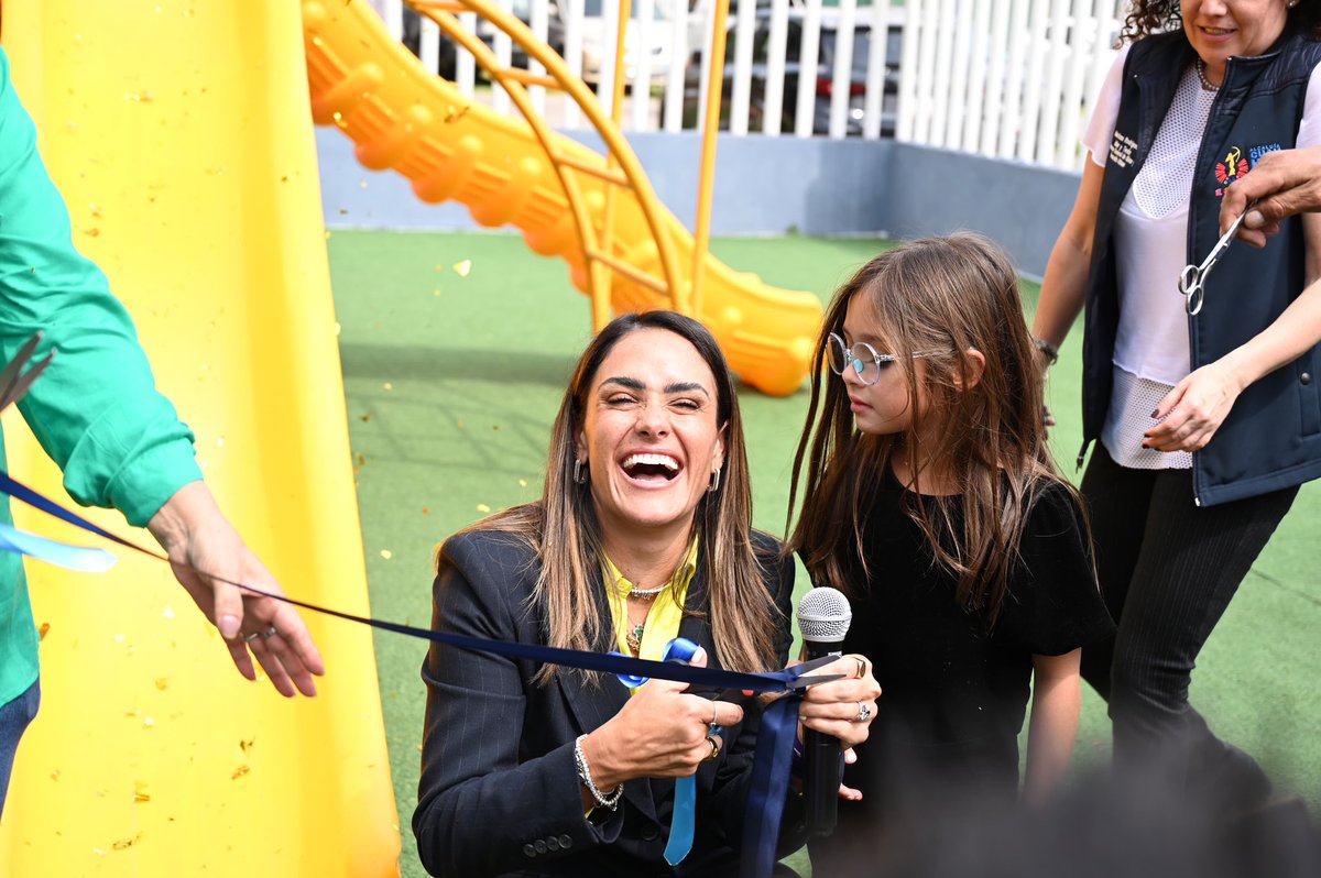 AlessandraRdlv's tweet photo. Hace un mes me comprometí con las vecinas y vecinos de Demet a cambiar los juegos de los niños y hoy estamos cumpliendo.

Porque la palabra se honra con hechos, no con promesas al aire.
Porque ningún niño merece crecer viendo su parque deteriorado.
Y porque cada compromiso con la comunidad es una prioridad.

Así, paso a paso, estamos construyendo la Cuauhtémoc que soñamos:
una donde todas y todos cuenten.