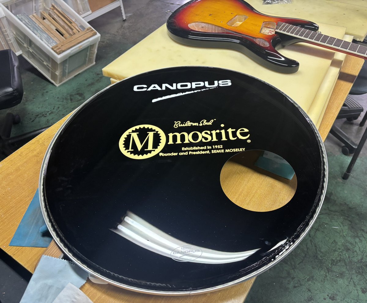 kotaro_drummer's tweet photo. モズライトの工場からシルク印刷にてハウスバンド「モズライツ」用のフロントヘッドが出来上がって来た☆
#canopus #aspr #mosrite #mosritecafe https://t.co/UCQH5eEtcY