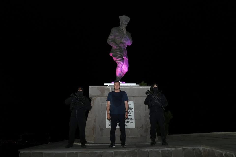Cumhuriyetimizin temellerinin atıldığı o kutlu yolculuğun başlangıç noktasında, Afyonkarahisar Şuhut’ta Zafer Yürüyüşü’ne katıldık.

Genel Başkanımız Sn. Özgür Özel ile omuz omuza, Gazi Mustafa Kemal Atatürk ve silah arkadaşlarının izinde yürüdük.

Bağımsızlık meşalesini yakan