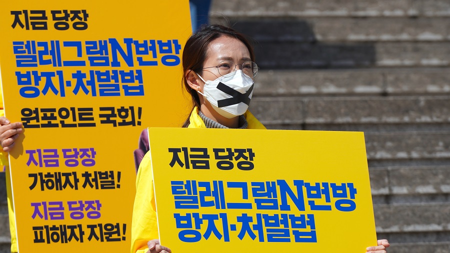 한국 정치가 ‘여성’을 대하는 두 가지 태도
"지금의 현실에서 ‘여성정치’는 볼드모트 취급을 받고 있습니다. 사람들이 말하기를 꺼려한다는 점에서 그렇습니다."
[장혜영에게 정치를 묻다] 여성정치란 무엇인가? n.news.naver.com/article/007/00…