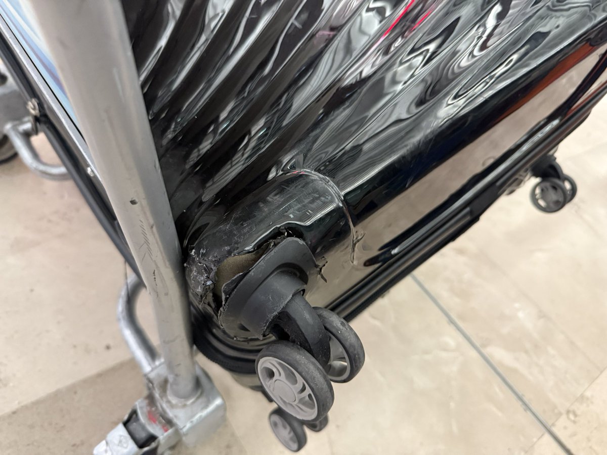 v_escobarp's tweet photo. Mi maleta dañada por Arajet. ¿Compensación? 60 USD en cupón para gastar con ellos. Una burla. @arajetairlines #arajet @Profeco https://t.co/onavLtJjuC