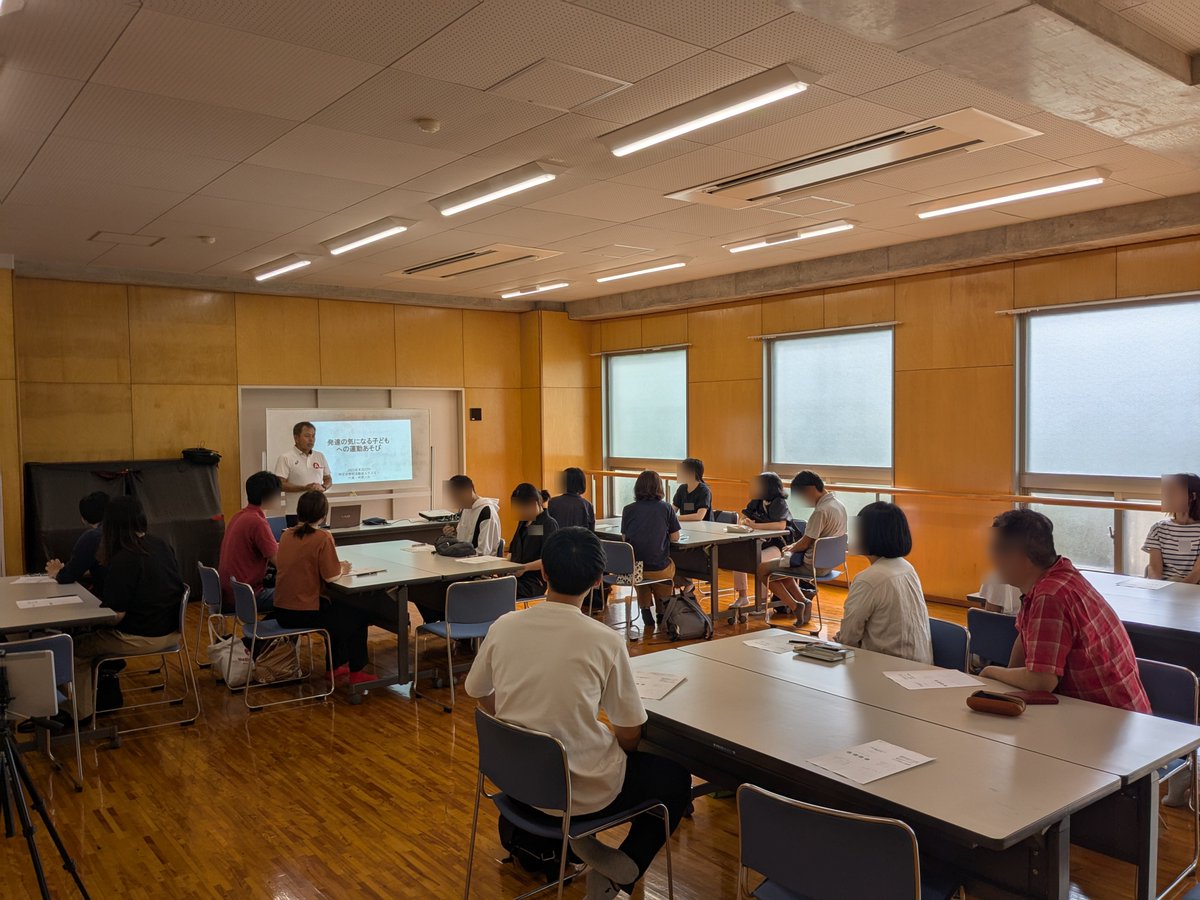 8月23日に第13回ハロハロを開催しました。ご家族13組（保護者21名、子ども20名）、Zoom参加者4名、学生ボランティア19名にご参加いただきました。今回はアスロンジュニアスポーツクラブ代表の井原一久先生にお越しいただきました。楽しく運動遊びができました。
#運動が苦手な子 #dcd #運動遊び