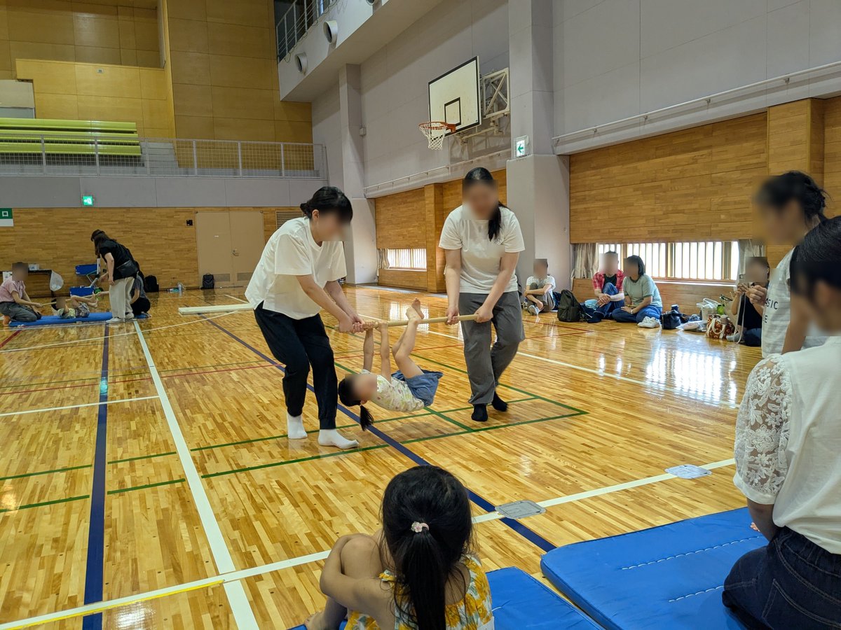 KG_gm_lab's tweet photo. 8月23日に第13回ハロハロを開催しました。ご家族13組（保護者21名、子ども20名）、Zoom参加者4名、学生ボランティア19名にご参加いただきました。今回はアスロンジュニアスポーツクラブ代表の井原一久先生にお越しいただきました。楽しく運動遊びができました。
#運動が苦手な子 #dcd #運動遊び https://t.co/koB490NAP9