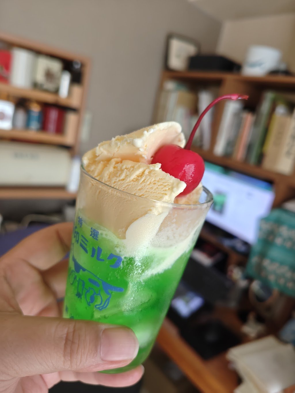 クリームソーダーになります。 コマkoma on X: 