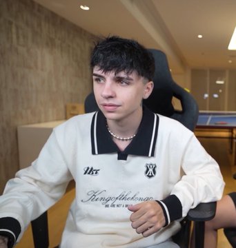 Merno usando el buzo de la moska