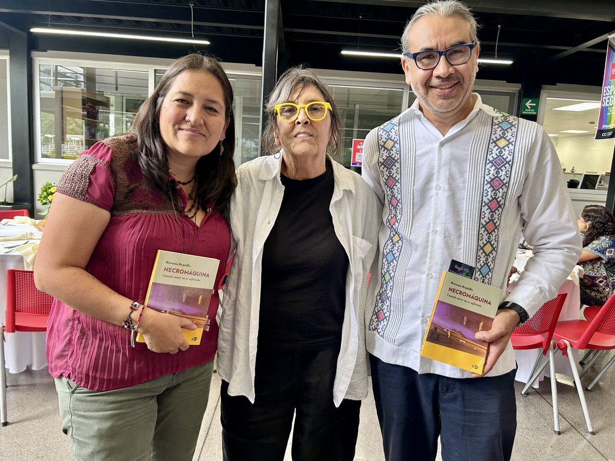 ray_sandoval's tweet image. «Necromáquina»: los engranajes de un sistema que normaliza la muerte y la violencia

La gran @rossanareguillo nos firmó nuestros libros!!. Gracias Rossana || Hoy en la presentación de #ReDLab