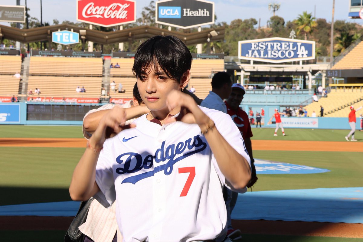 his honey skin is glowing like that's CRAAAZY

ACE V ON THE MOUND 
V AT DODGERS STADIUM   
TAEHYUNG AT DODGERS STADIUM   
#TaehyungxDodgers 
#VxDodgers