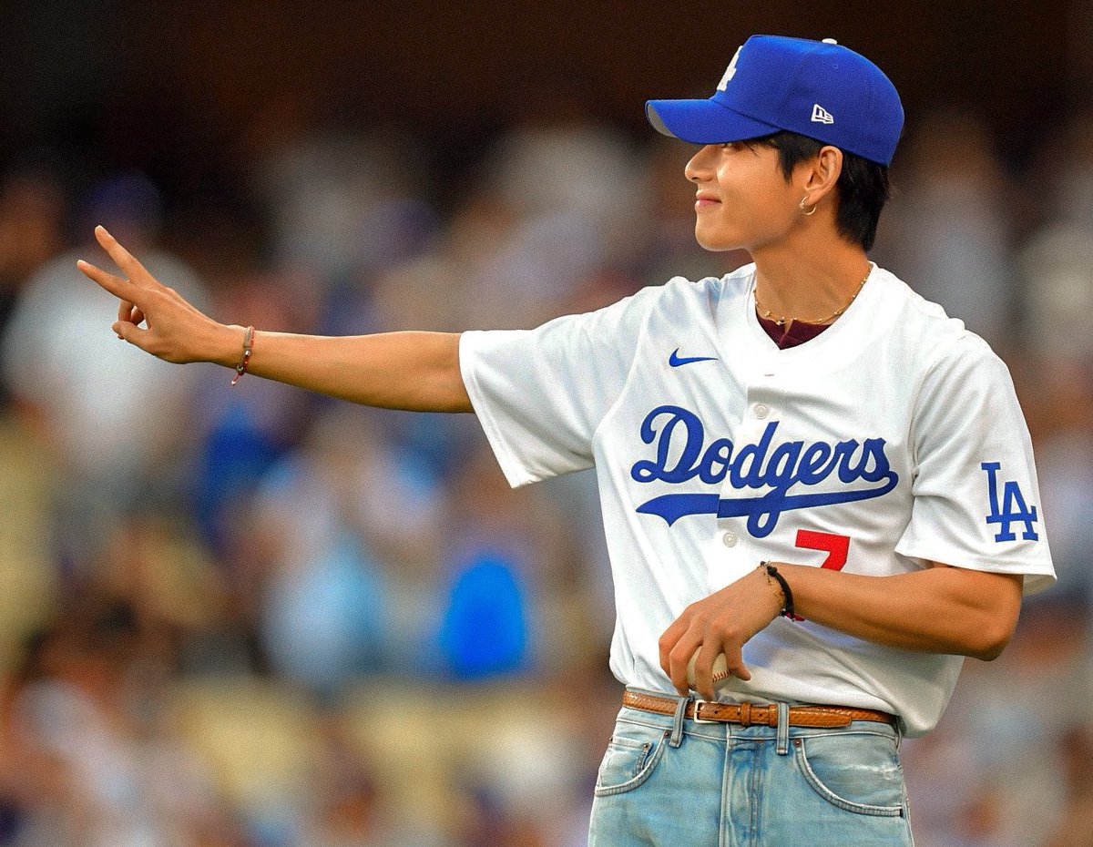 Purplewithtae_'s tweet image. dodgers ‘V’