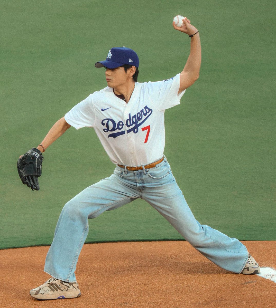 Purplewithtae_'s tweet image. dodgers ‘V’